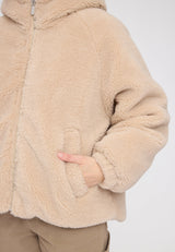 Maren ist 1,75 und trägt Größe S