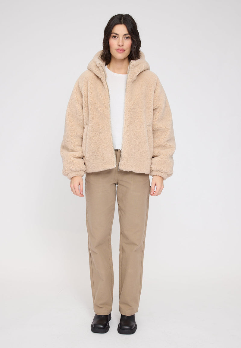 Maren ist 1,75 und trägt Größe S