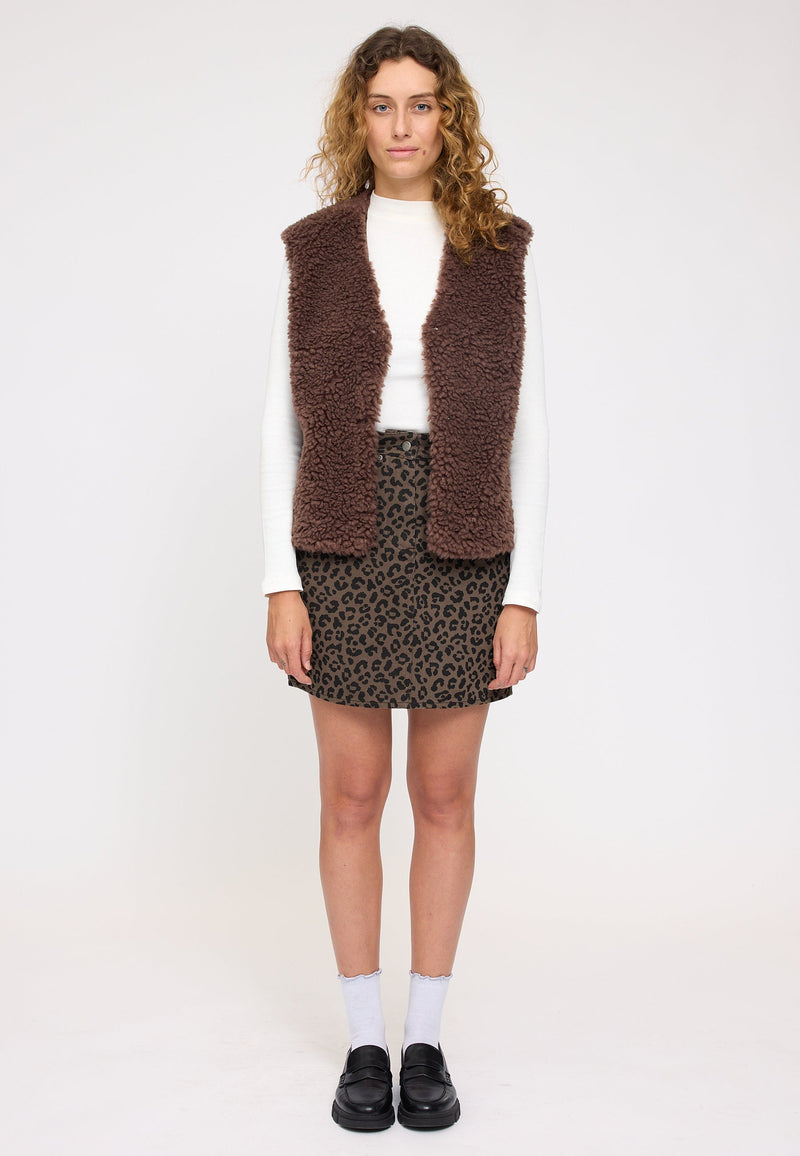 Angelique ist 1,75 und trägt Größe S