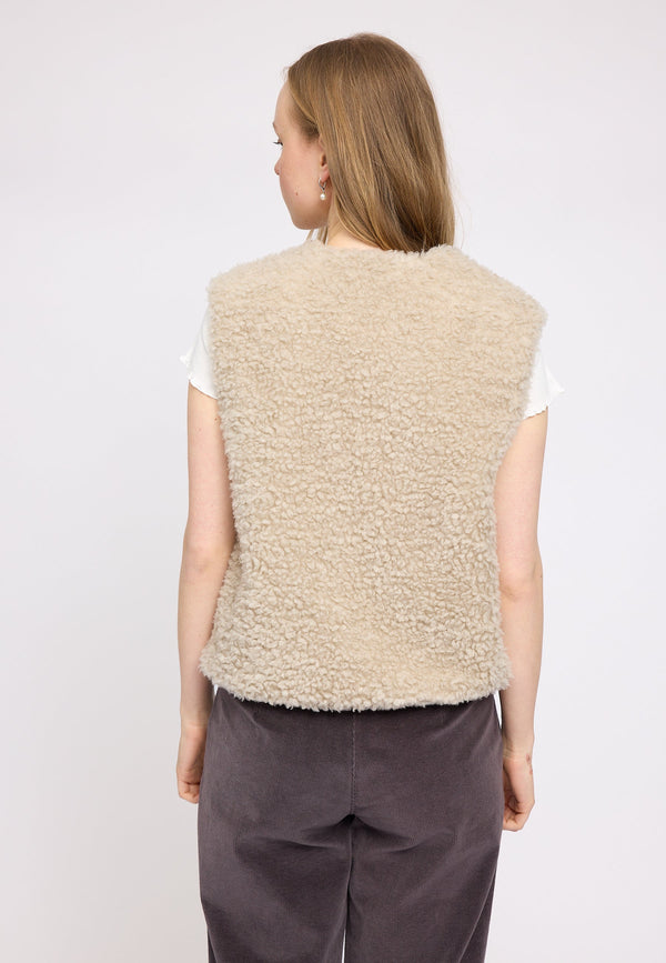 Julia ist 1,78 und trägt Größe S