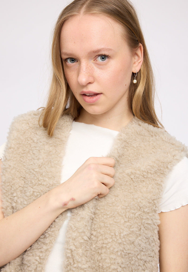 Julia ist 1,78 und trägt Größe S