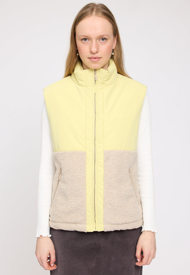 Julia ist 1,78 und trägt Größe S