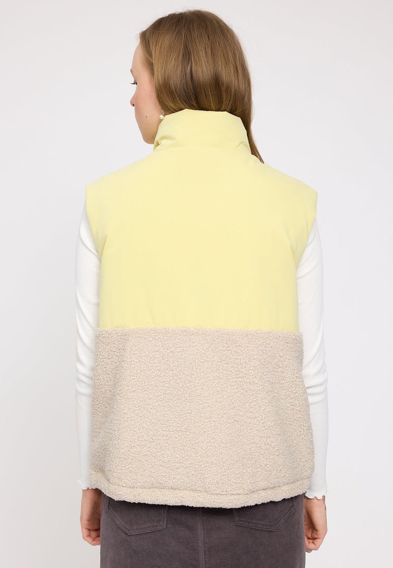 Julia ist 1,78 und trägt Größe S