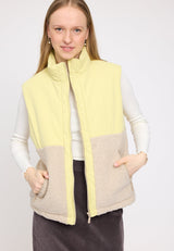 Julia ist 1,78 und trägt Größe S