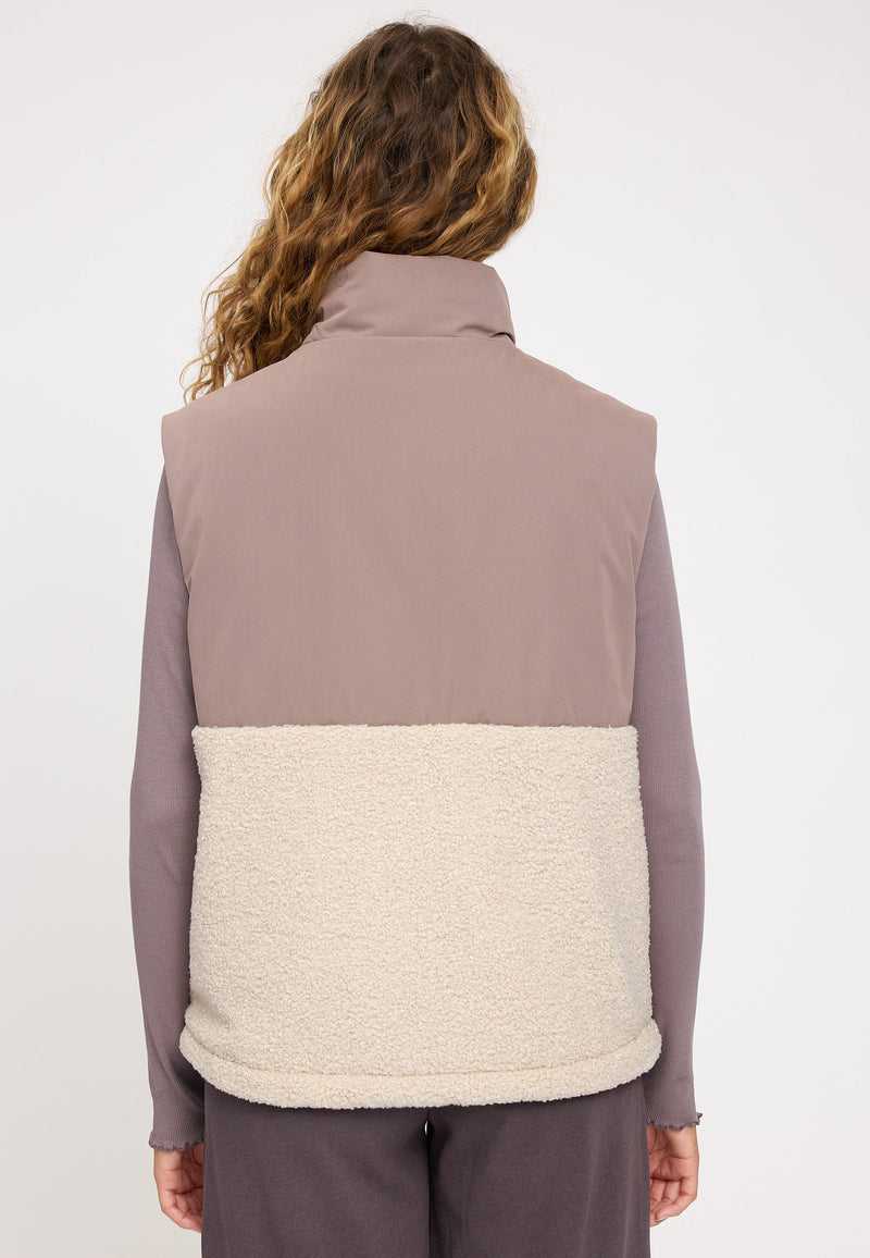 Angelique ist 1,75 und trägt Größe S