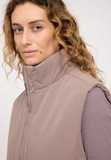 Angelique ist 1,75 und trägt Größe S