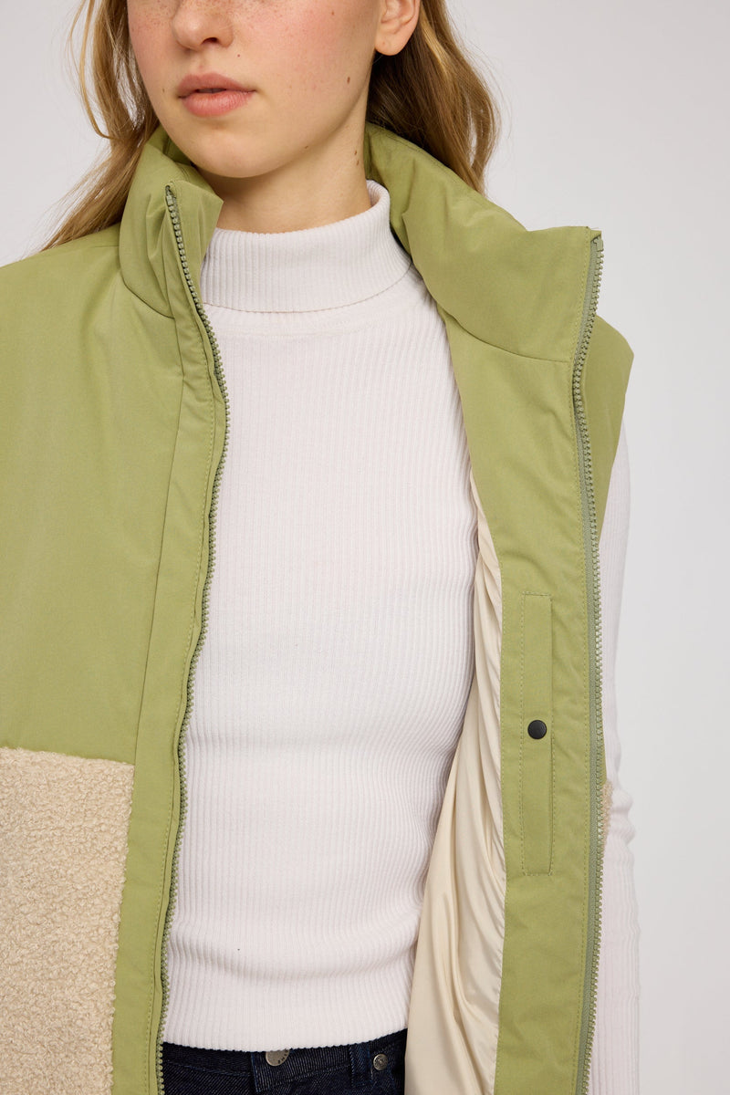 Julia ist 1,78 und trägt Größe S