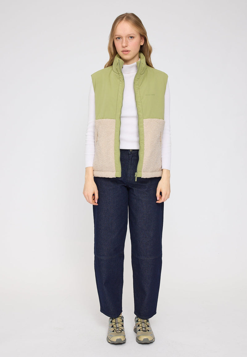 Julia ist 1,78 und trägt Größe S