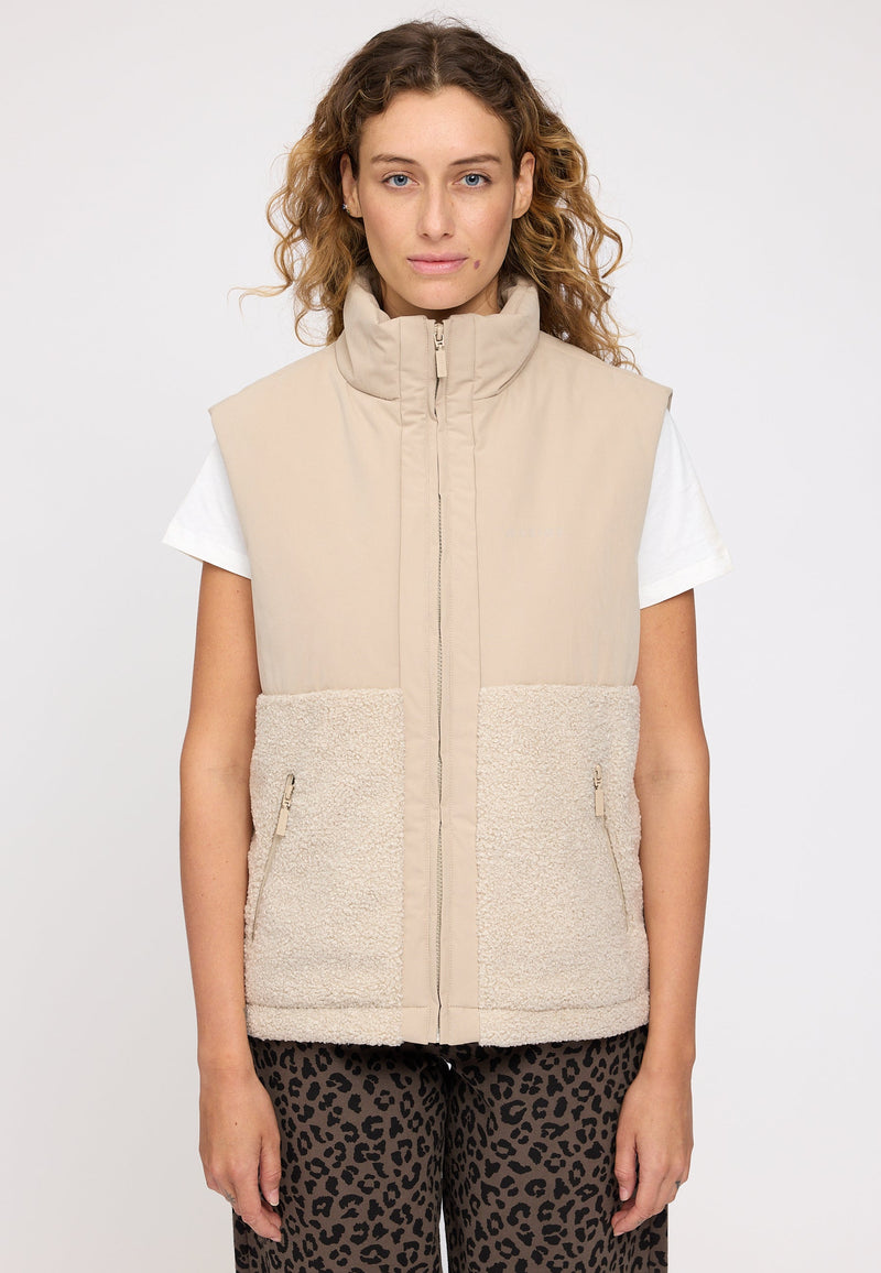 Angelique ist 1,75 und trägt Größe S