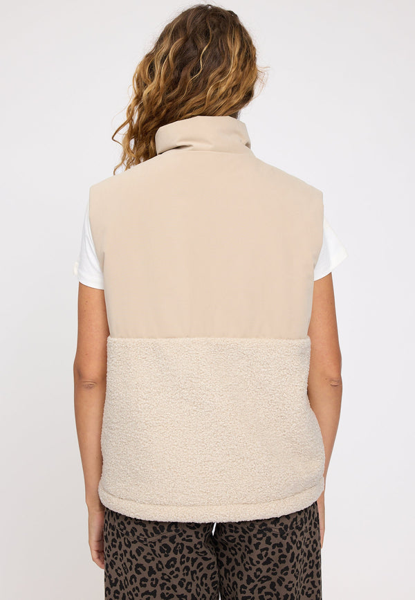 Angelique ist 1,75 und trägt Größe S