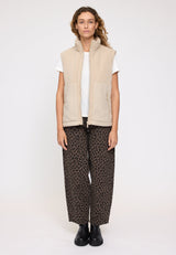 Angelique ist 1,75 und trägt Größe S