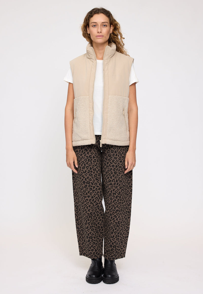 Angelique ist 1,75 und trägt Größe S