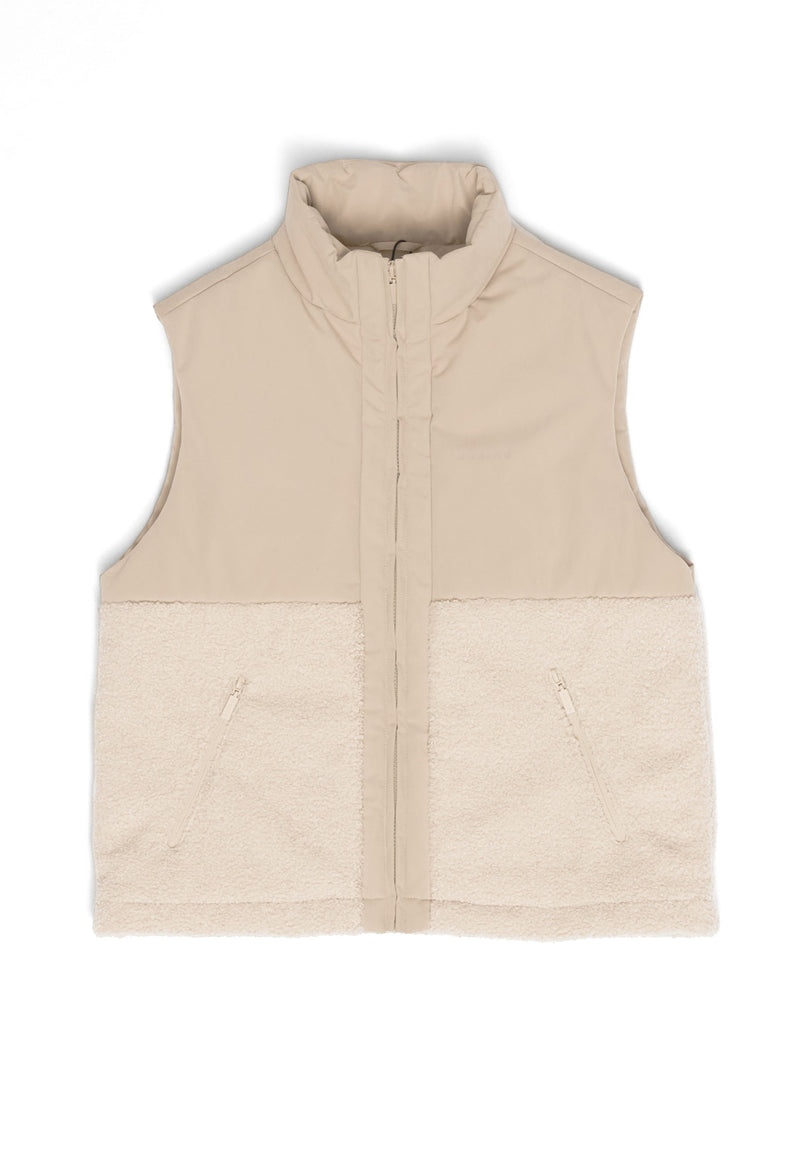 Angelique ist 1,75 und trägt Größe S