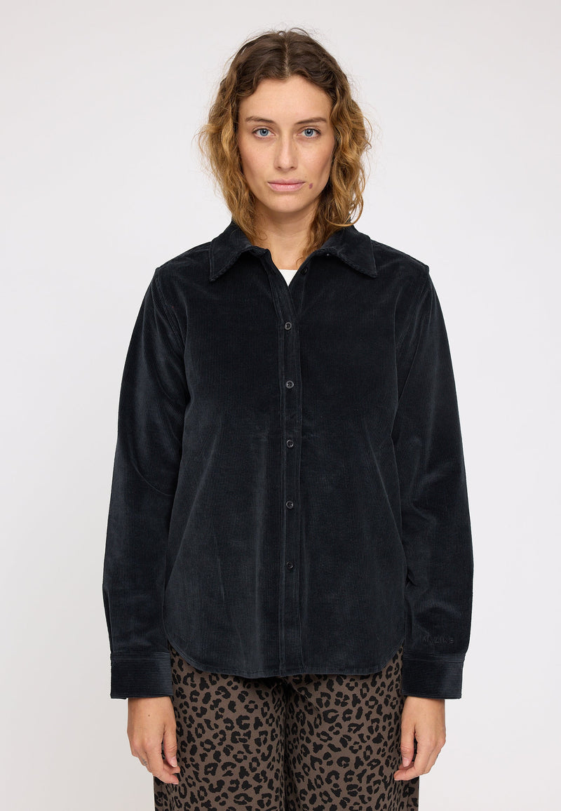 Angelique ist 1,75 und trägt Größe S