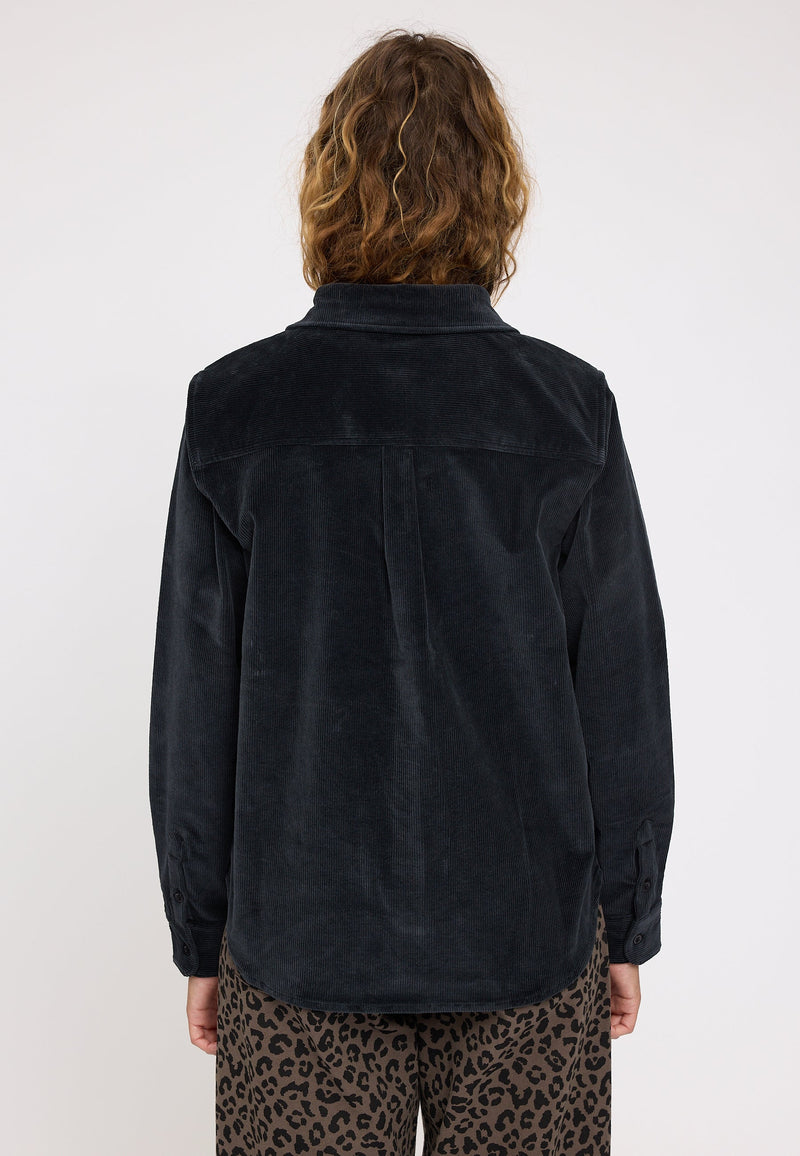 Angelique ist 1,75 und trägt Größe S