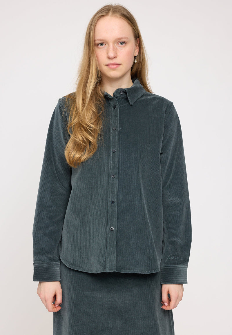 Julia ist 1,78 und trägt Größe S