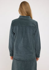 Julia ist 1,78 und trägt Größe S