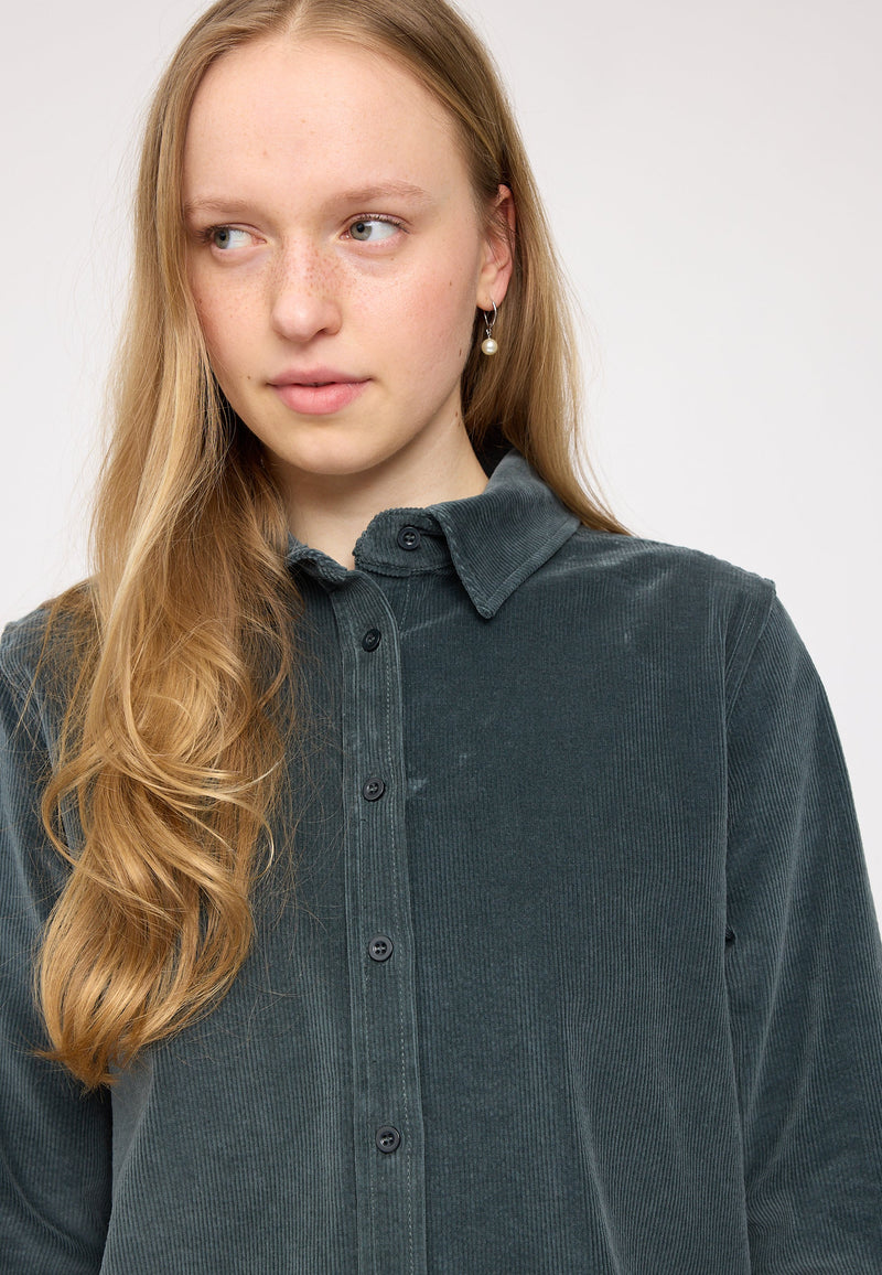 Julia ist 1,78 und trägt Größe S