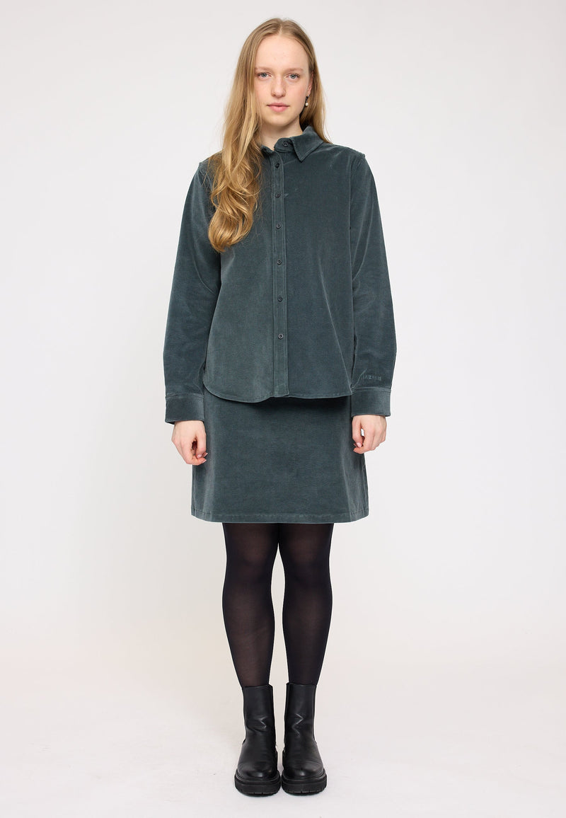 Julia ist 1,78 und trägt Größe S