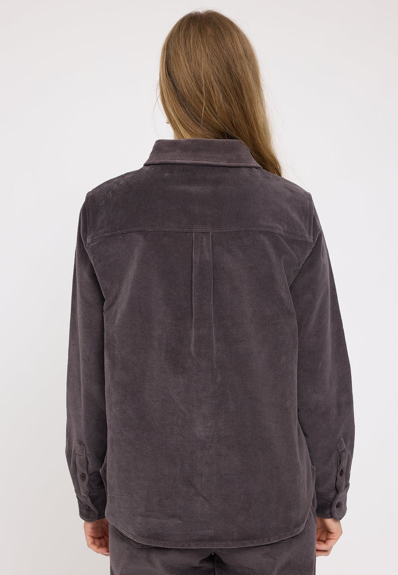 Julia ist 1,78 und trägt Größe S