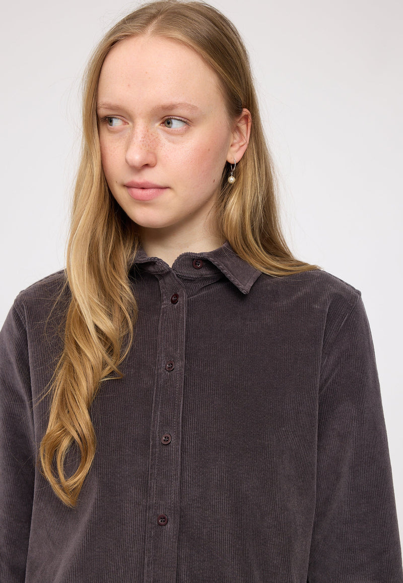 Julia ist 1,78 und trägt Größe S