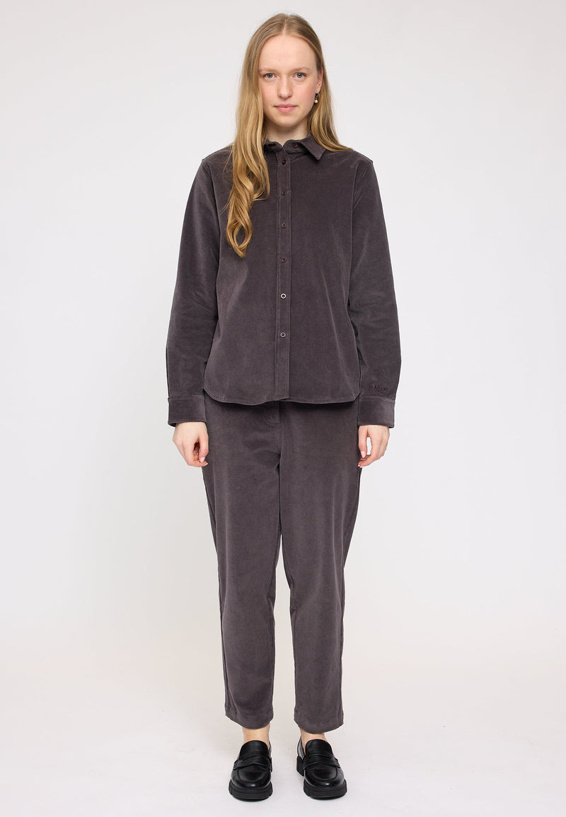 Julia ist 1,78 und trägt Größe S