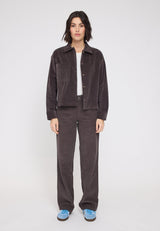 Maren ist 1,75 und trägt Größe S