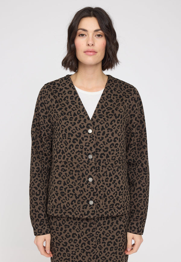 Maren ist 1,75 und trägt Größe S