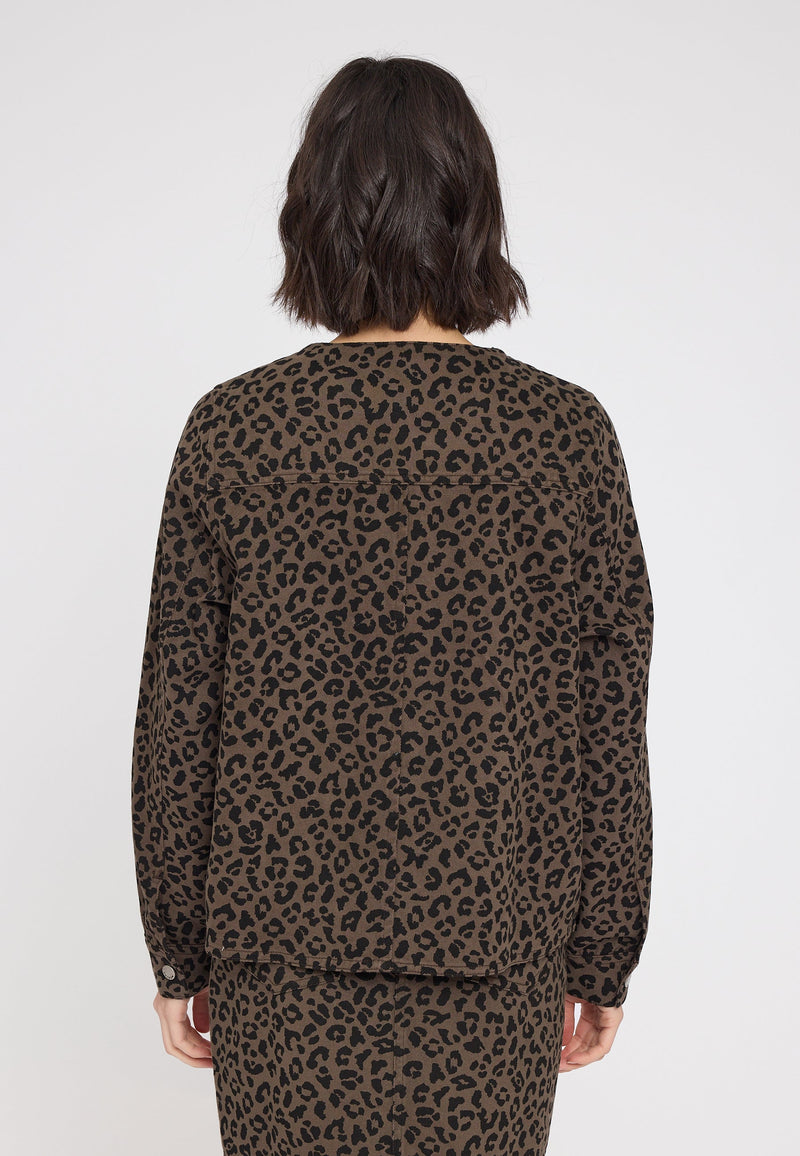 Maren ist 1,75 und trägt Größe S