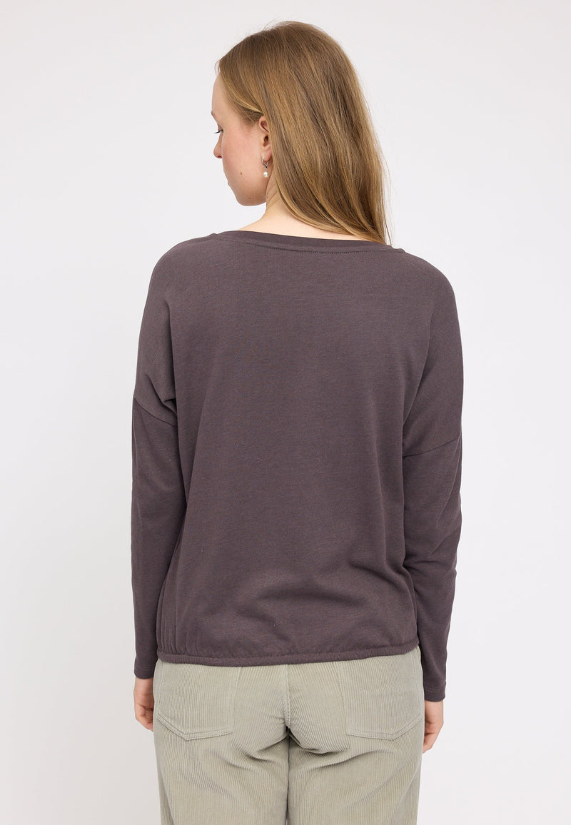 Julia ist 1,78 und trägt Größe S