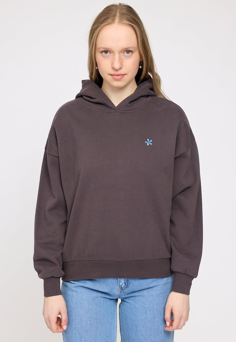 Julia ist 1,78 und trägt Größe S