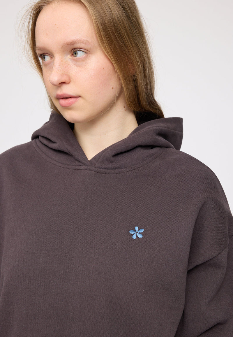 Julia ist 1,78 und trägt Größe S