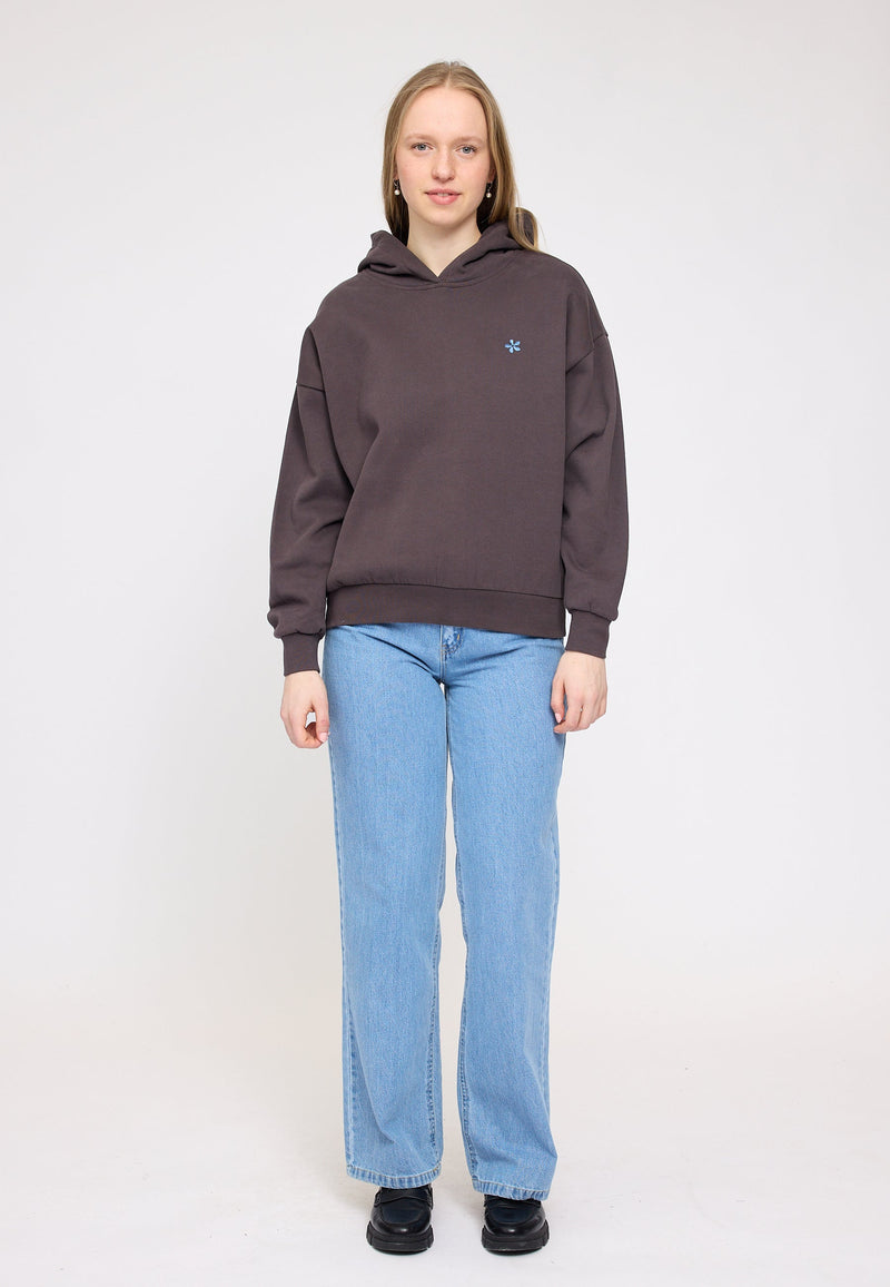 Julia ist 1,78 und trägt Größe S