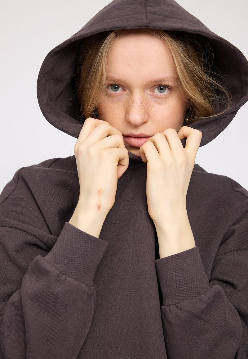 Julia ist 1,78 und trägt Größe S