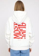 Julia ist 1,78 und trägt Größe S