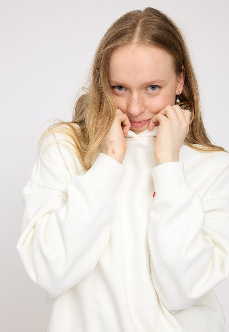 Julia ist 1,78 und trägt Größe S