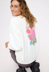 Maren ist 1,75 und trägt Größe S