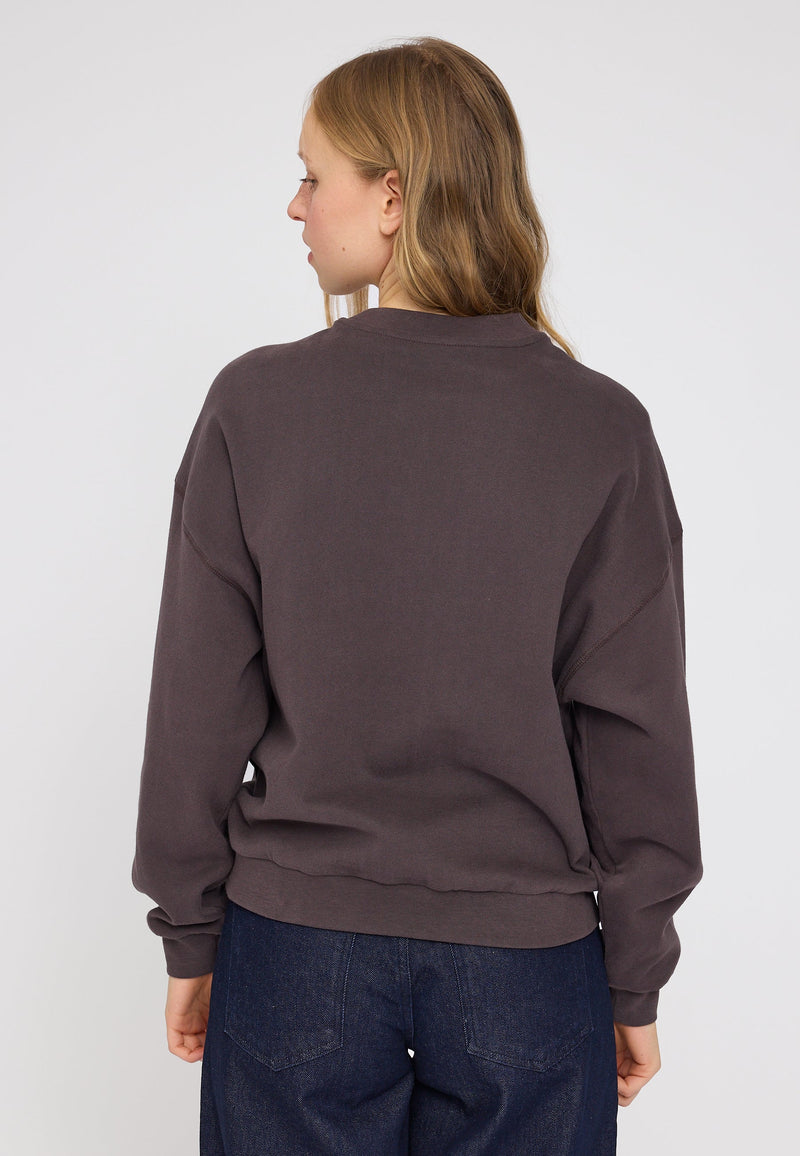 Julia ist 1,78 und trägt Größe S