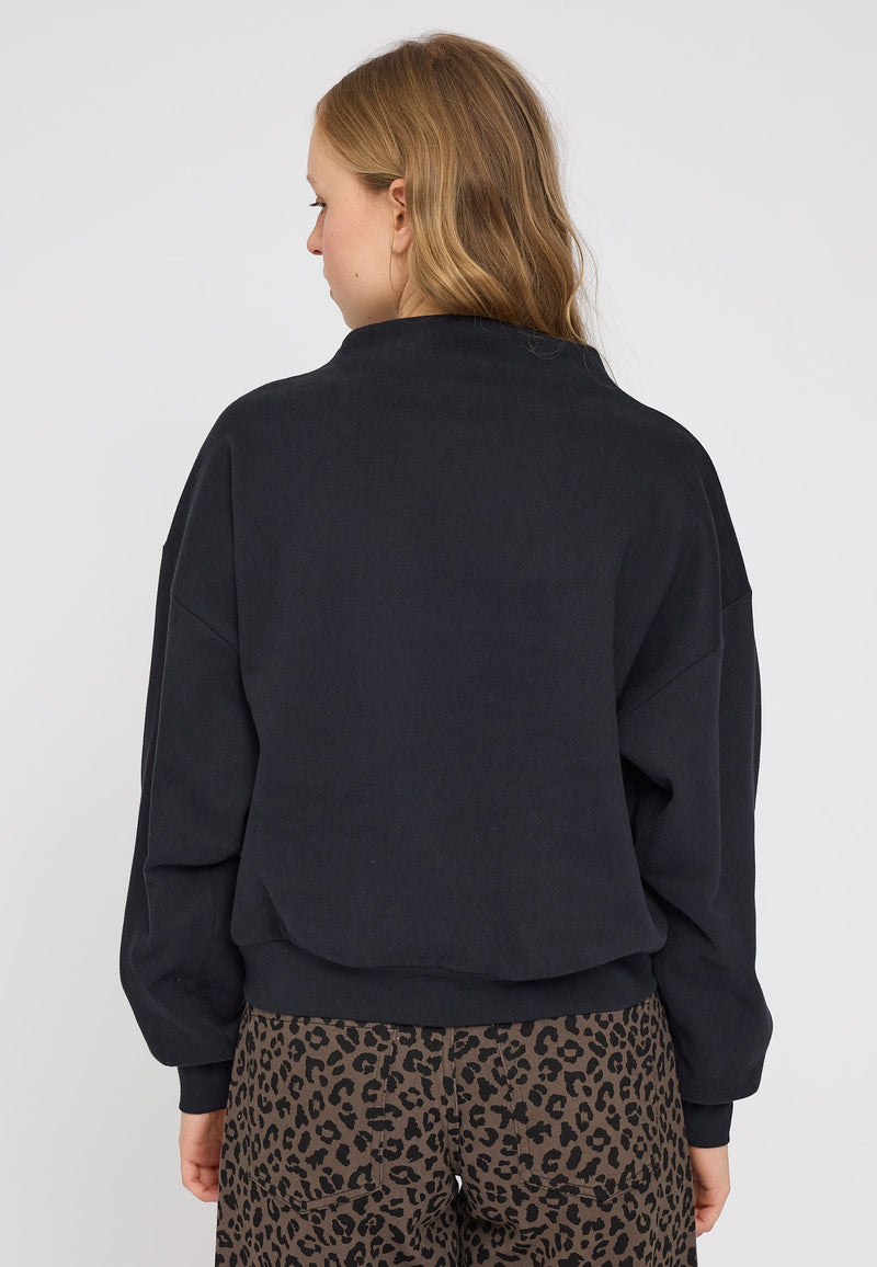 Julia ist 1,78 und trägt Größe S