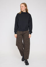 Julia ist 1,78 und trägt Größe S