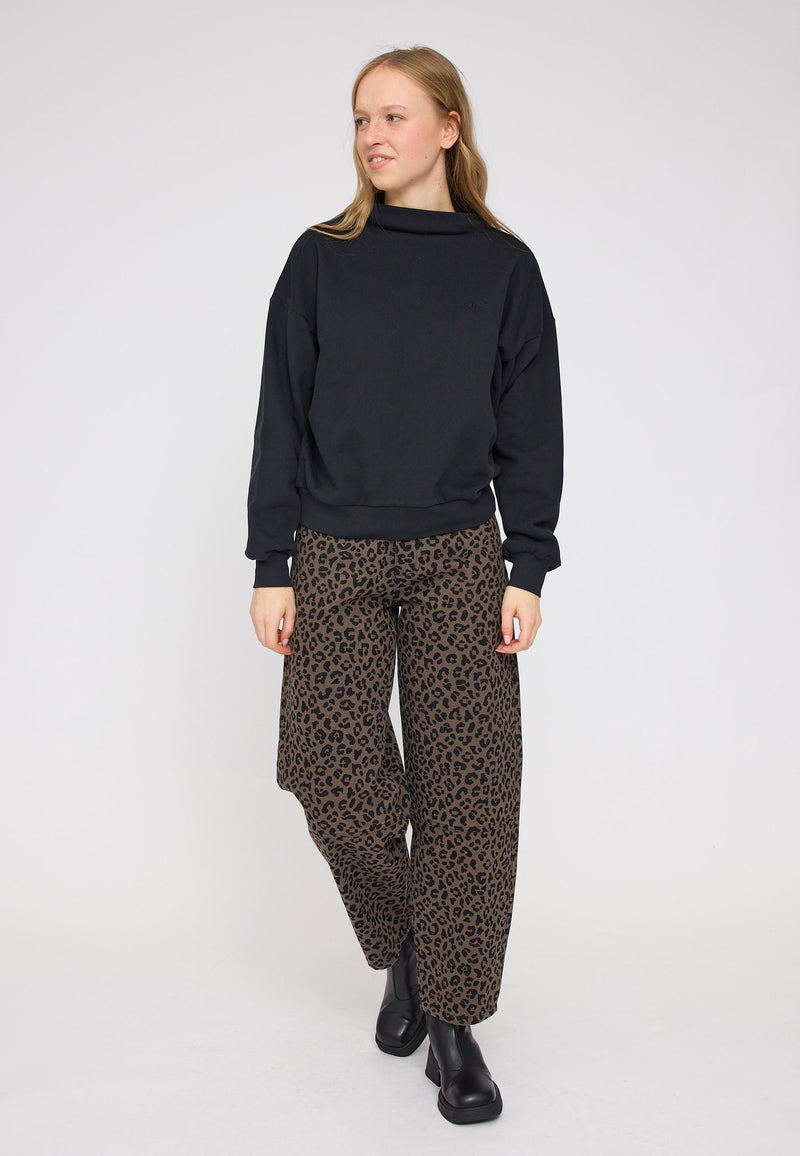 Julia ist 1,78 und trägt Größe S