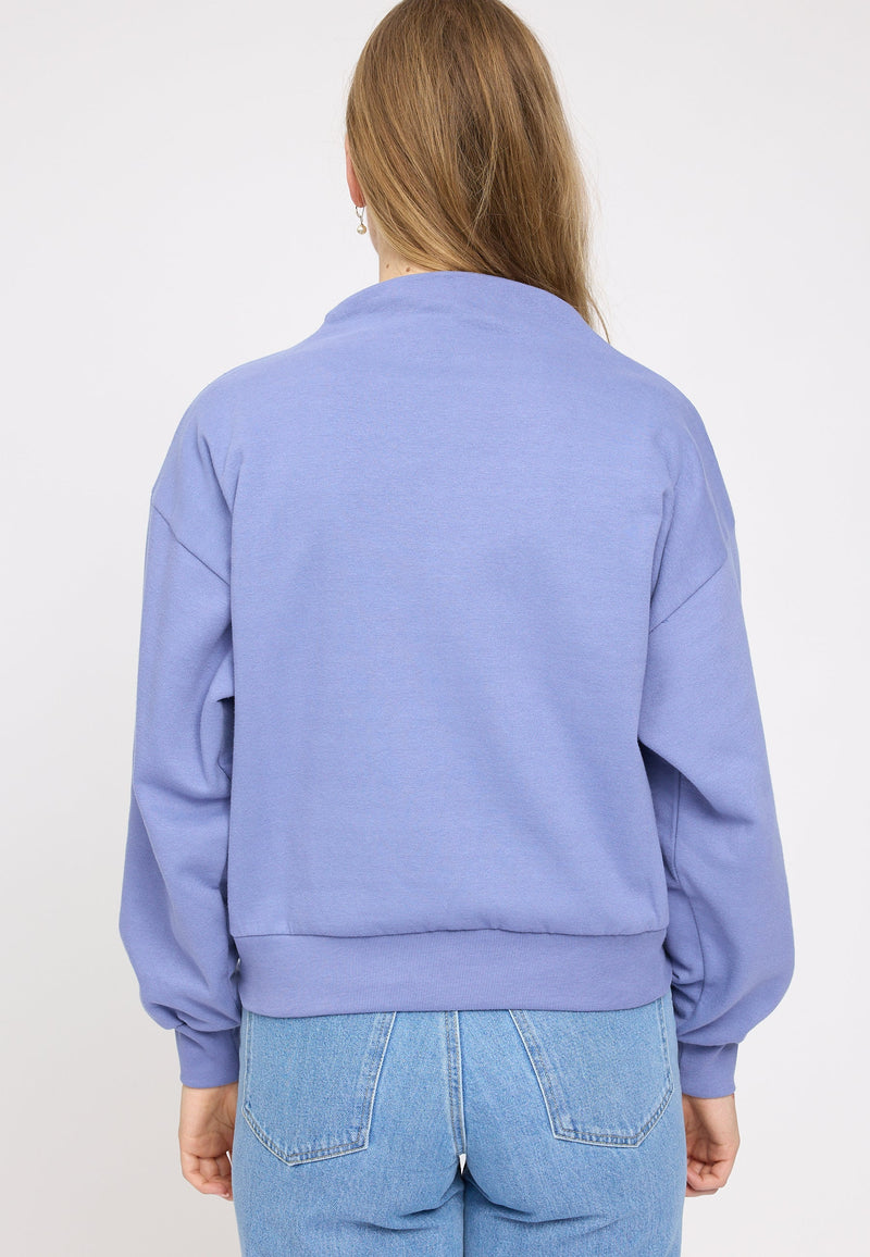 Julia ist 1,78 und trägt Größe S