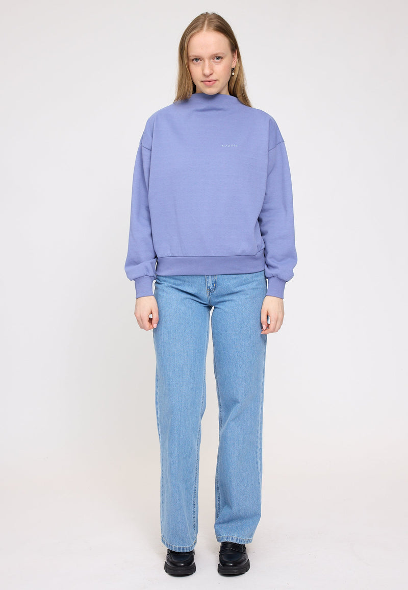 Julia ist 1,78 und trägt Größe S