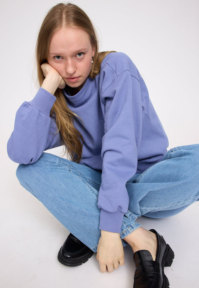 Julia ist 1,78 und trägt Größe S