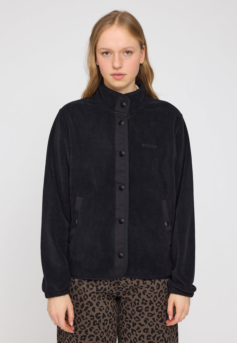 Julia ist 1,78 und trägt Größe S