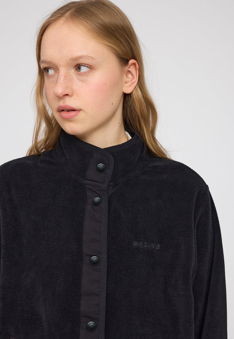 Julia ist 1,78 und trägt Größe S