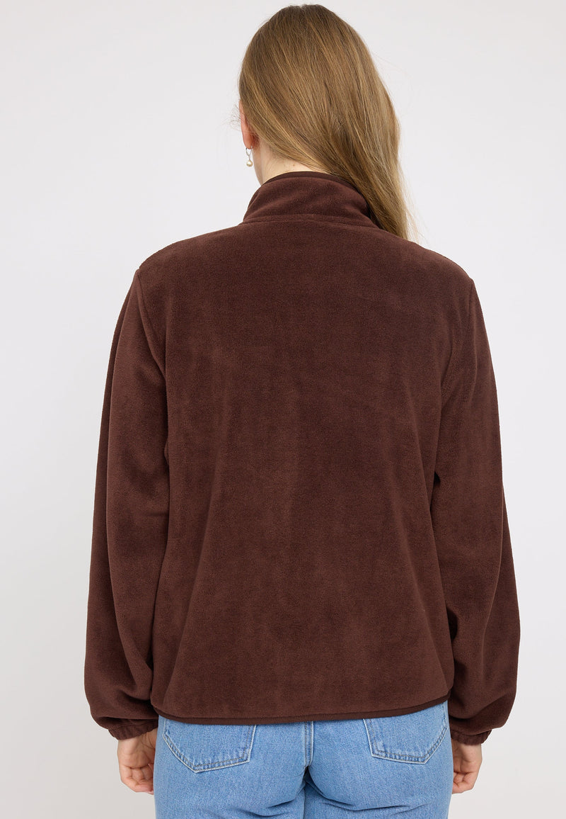 Julia ist 1,78 und trägt Größe S