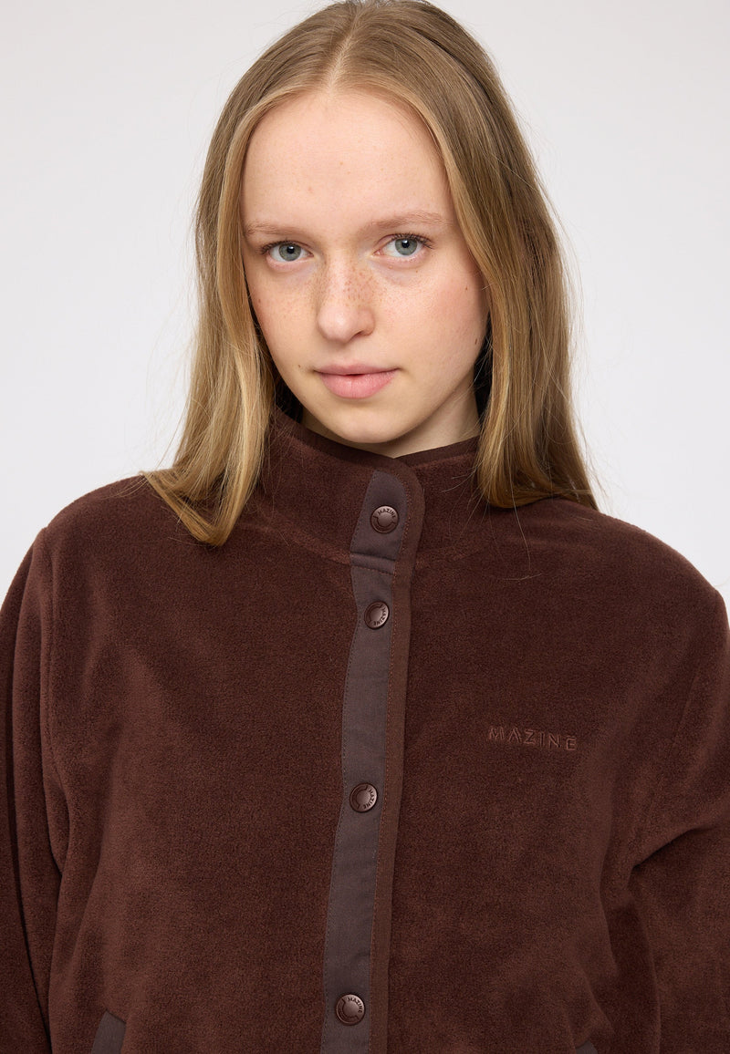 Julia ist 1,78 und trägt Größe S