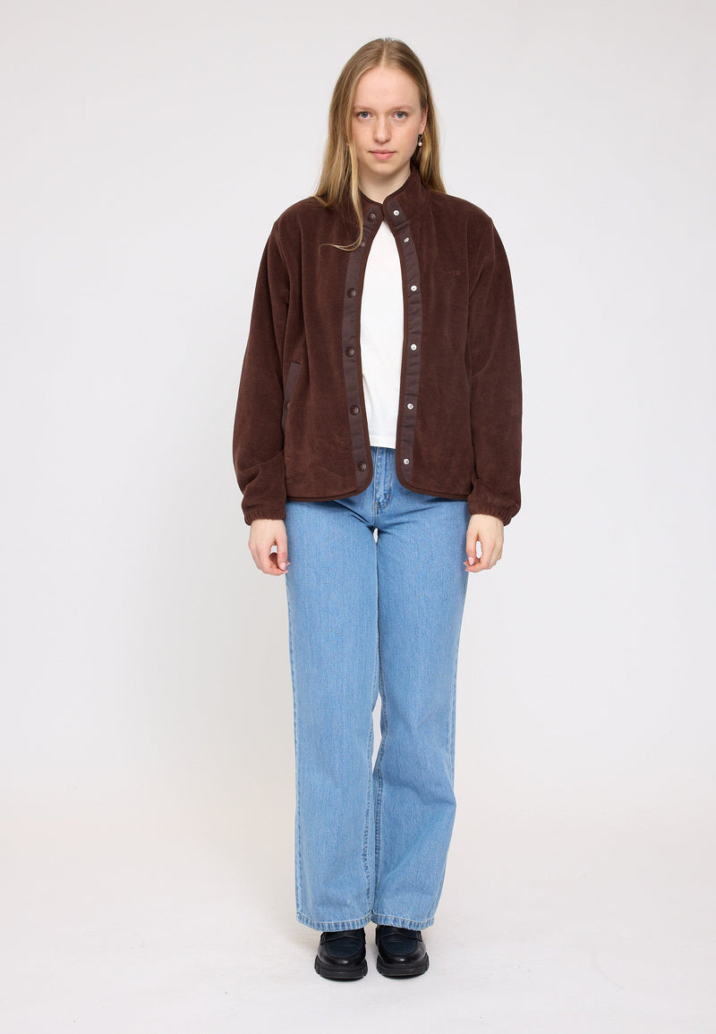 Julia ist 1,78 und trägt Größe S