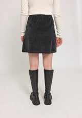 Amber ist 1,74 und trägt Größe S